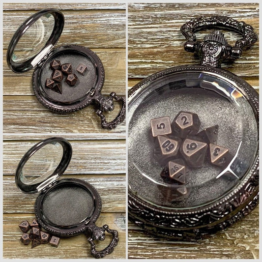 Time to Roll - Carcasa de reloj de bolsillo Gunmetal con juego de dados micro poliédricos (~ 5 mm)